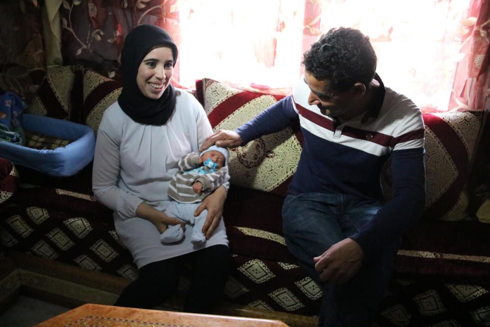 Els pares del nadó amb els Mossos que els van poder ajudar després de néixer el nen.