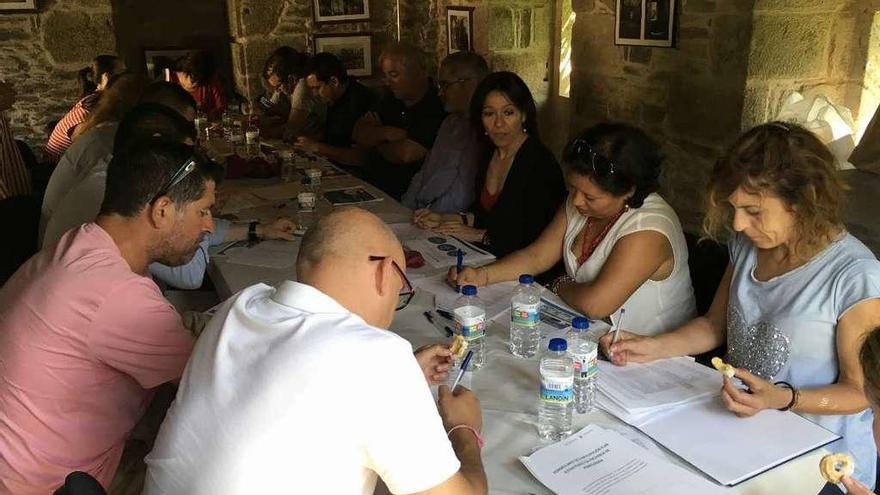 Participantes en la mesa de trabajo celebrada en las dependencias monacales.