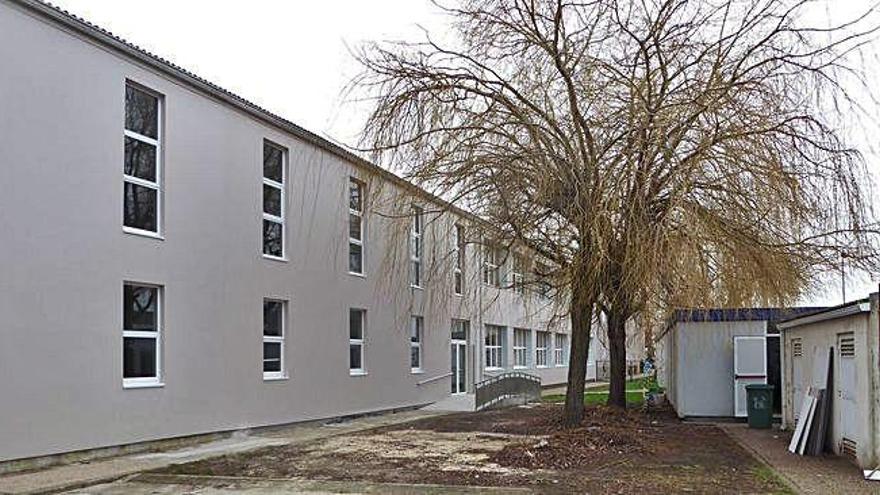 Fachada del colegio Valle Inclán, ahora cerrada, donde se han construido las dos fases del comedor, esta semana.