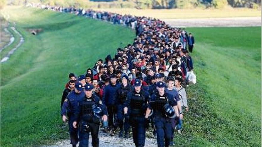 La policia eslovena acompanya els immigrants fins a les seves fronteres.