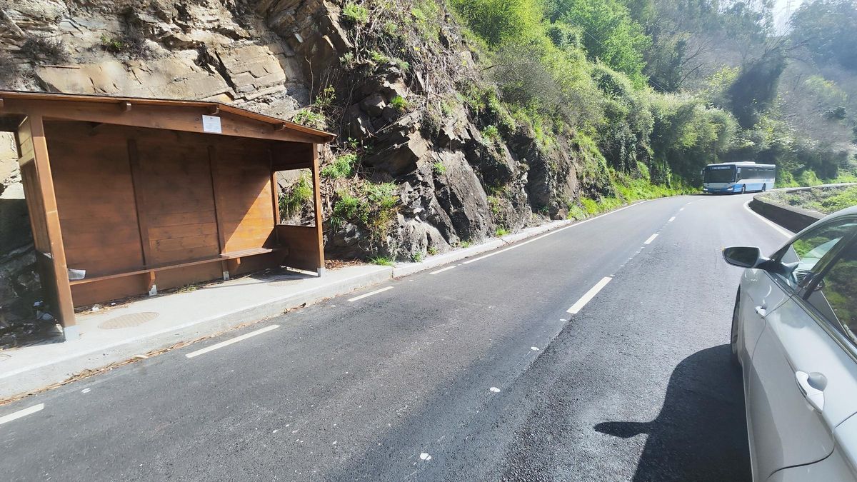 Un autobús municipal se acerca a la parada de Bustiello. | A. Velasco