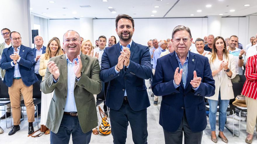Por la izquierda, Miguel Tellado, Álvaro Queipo y Alfredo Canteli.