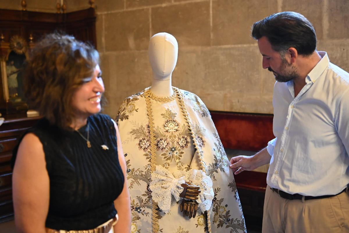 El alcalde de Elche, Pablo Ruz, y la presidenta de la Venida, Fina Mari Román, junto al manto de la virgen
