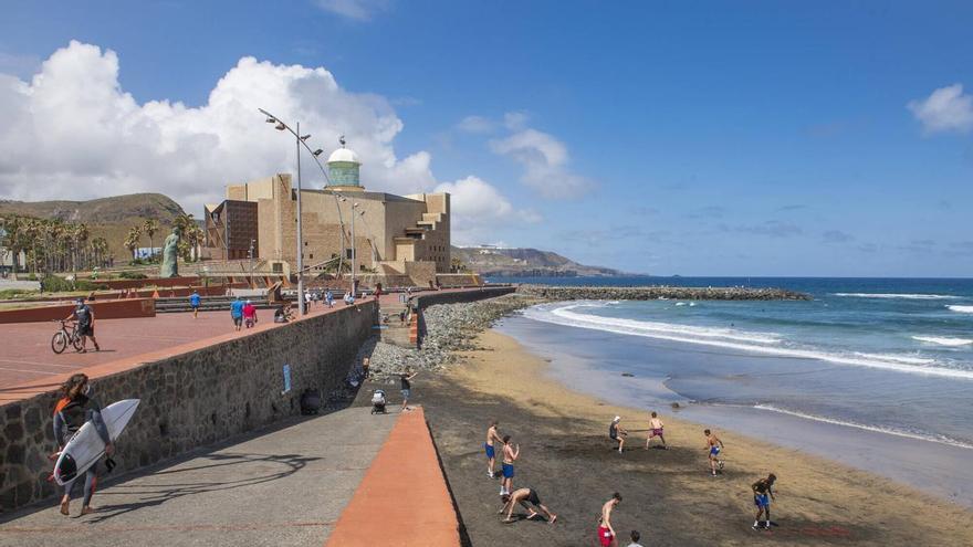 Las Palmas de Gran Canaria adjudica el servicio de limpieza de playas por 15,8 millones de euros