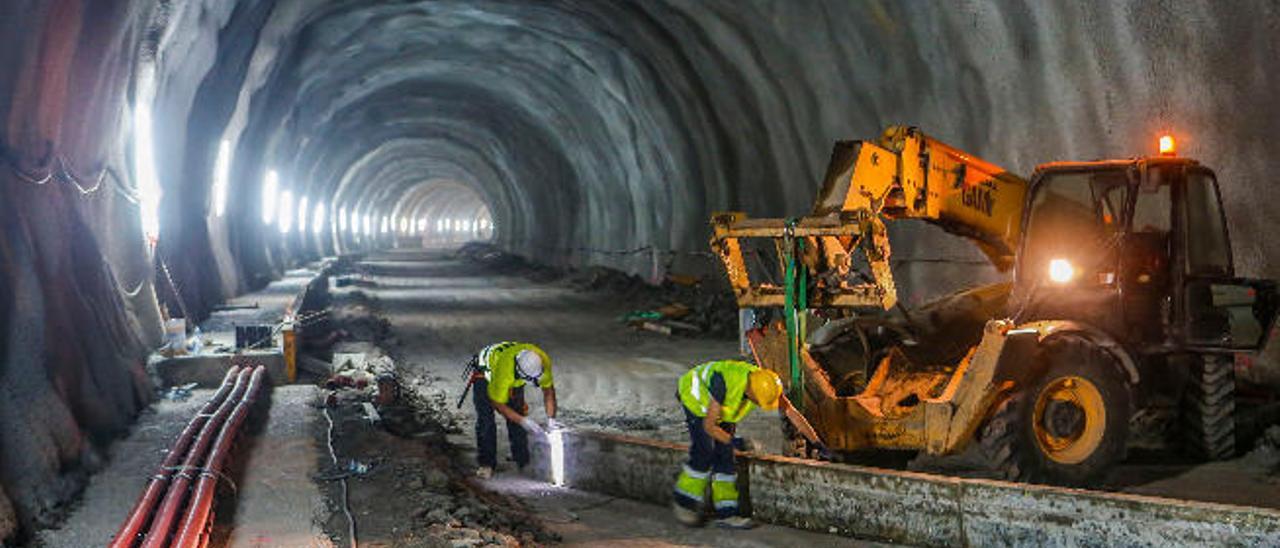 Trabajos de canalización en el interior de uno de los tubos del túnel del Andén Verde, el pasado jueves.