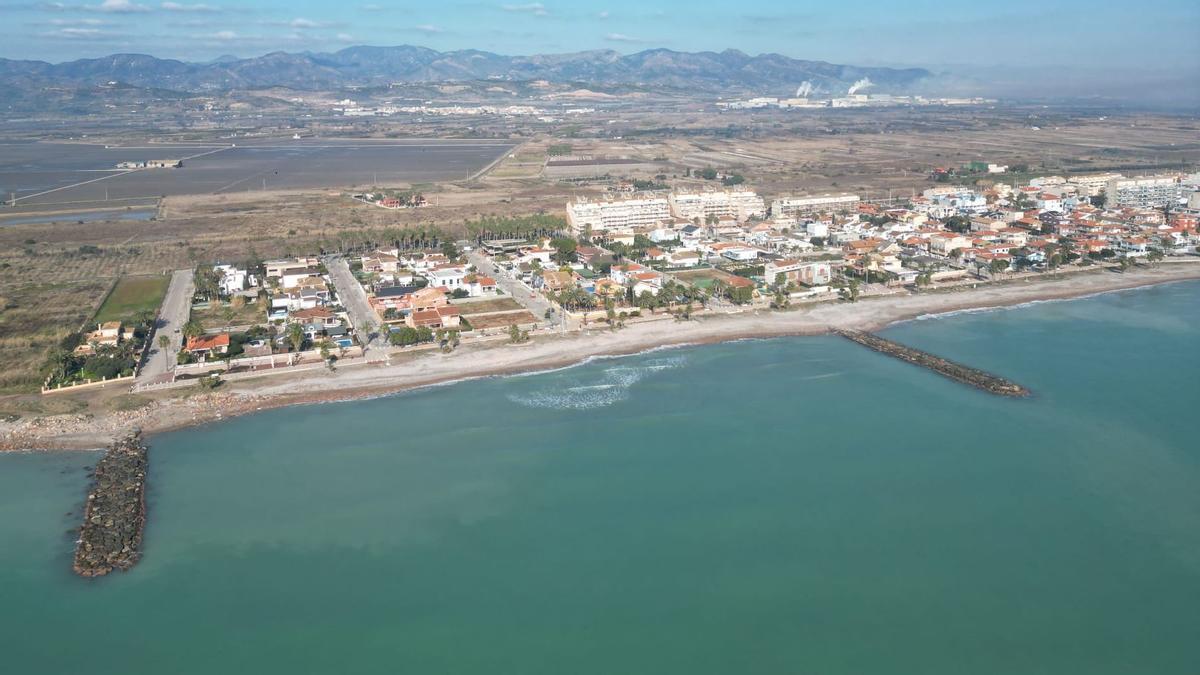 Foto aérea tomada en dron de la playa de Xilxes, en la que se aprecia claramente dos de sus espigones.