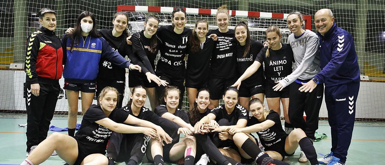 De pie de izquiera a derecha Cristina Cabeza, Laura Rivas, Lucía Alonso, Lucía Fernández, Natalia Martínez, Sandra Vallina, Natalia Montilla, Marízza Faría, Raquel Álvarez y Luis Avelino; agachadas Elisa Collado, Meriem Ezbida Nerea Calbón, María Palomo, Debora Torreira y María González.  |