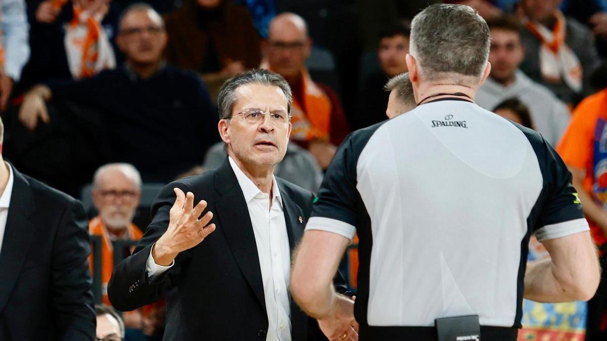 Pedro Martínez, en una protesta al árbitro en el partido ante el Baskonia.
