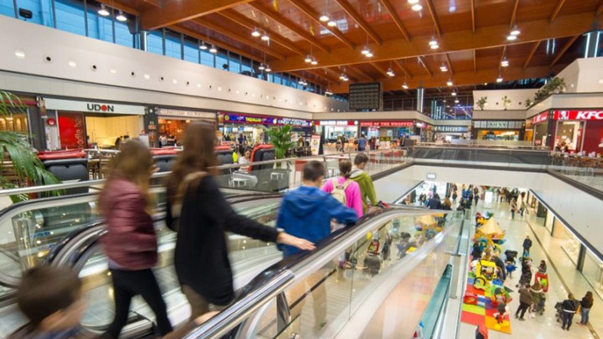 Interior del centro comercial Mataró Parc