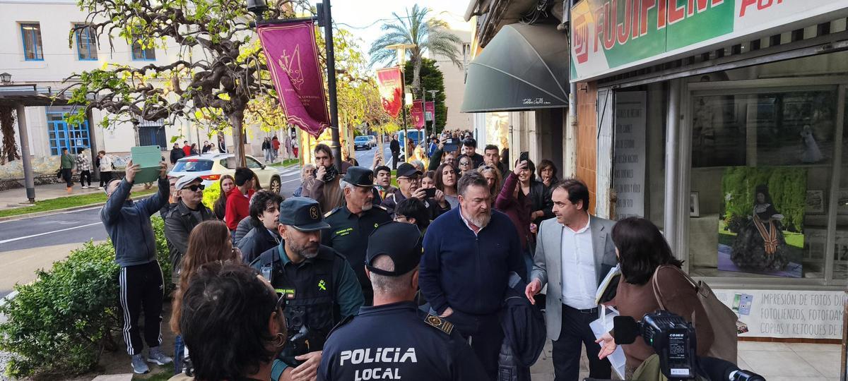El vicealcalde, Juan Amat (PP), a la salida del pleno.