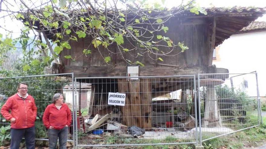 El alcalde pedáneo, Rubén Almeida, y la vecina Luisa Fernández, junto a la panera afectada, en Aballe.