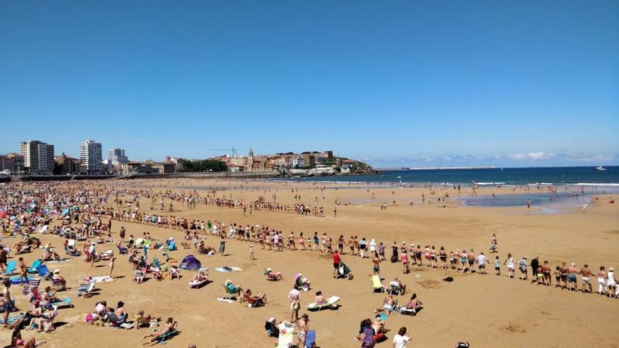 Gijón vive Begoña con sol, estruendo y danza prima