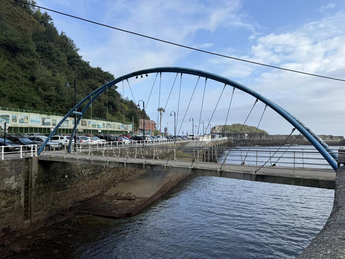 La pasarela peatonal del puerto de Cudillero.