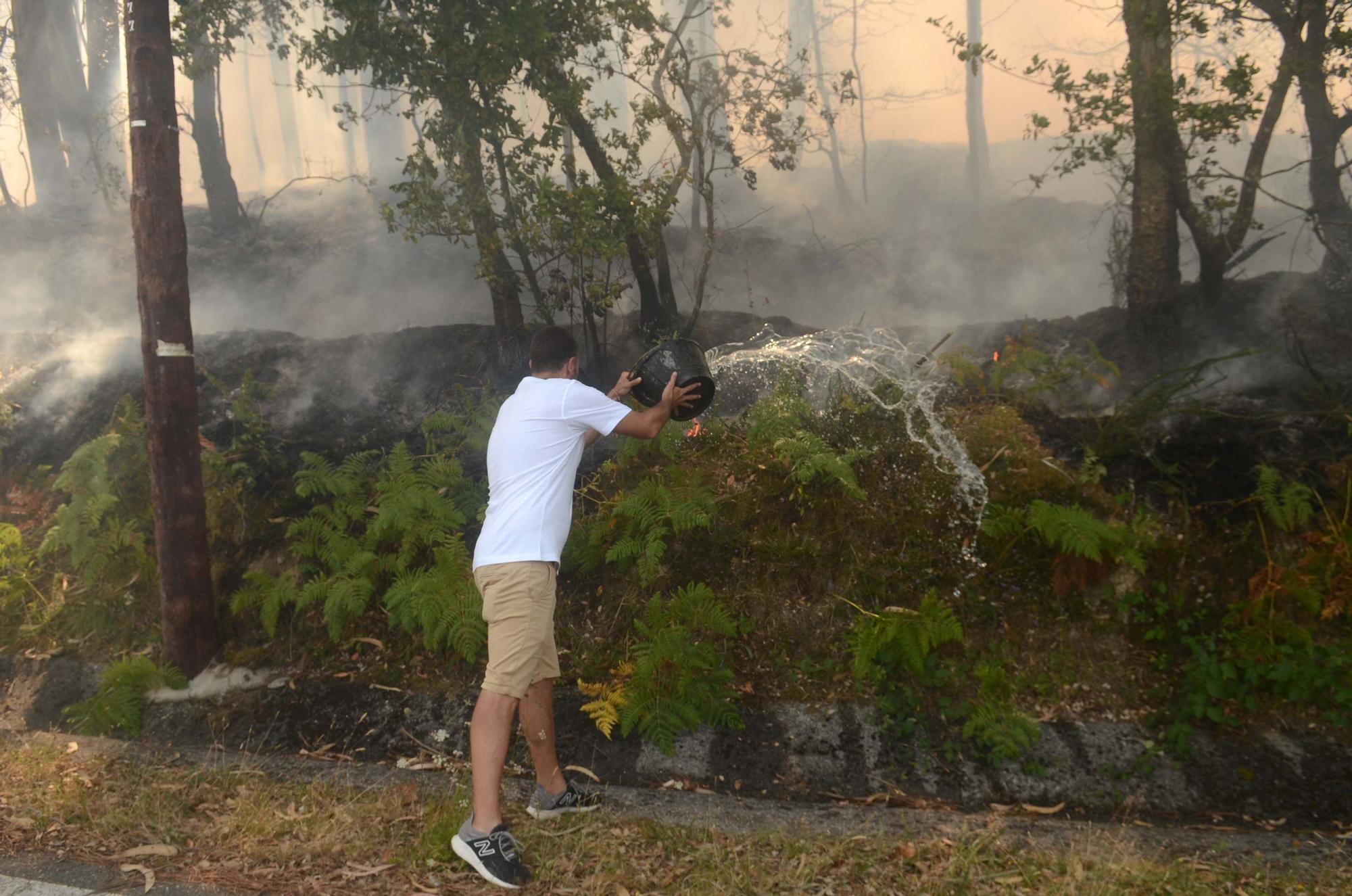 Jornada de humo y cenizas en Arousa con hasta cuatro focos activos