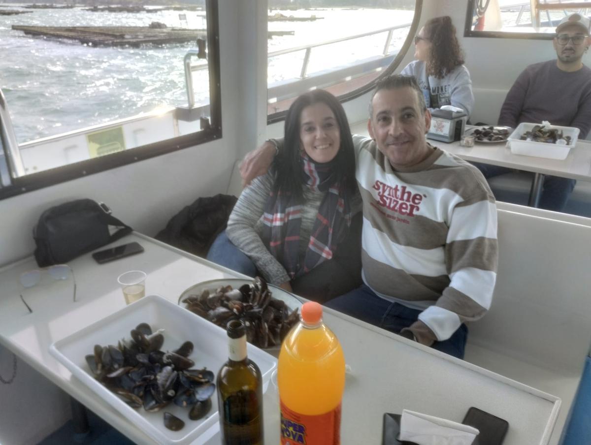 Dos parejas disfrutando de la Ruta del Mejillón.