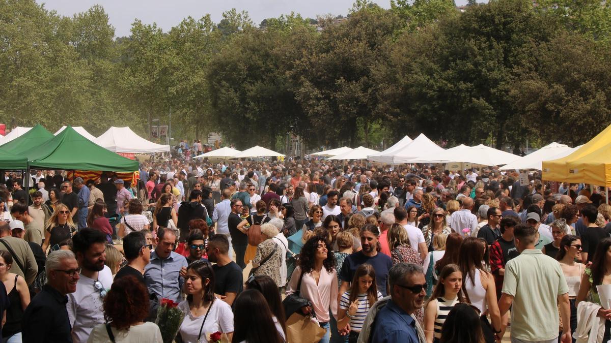 Gran afluència de gent a La Copa per Sant Jordi