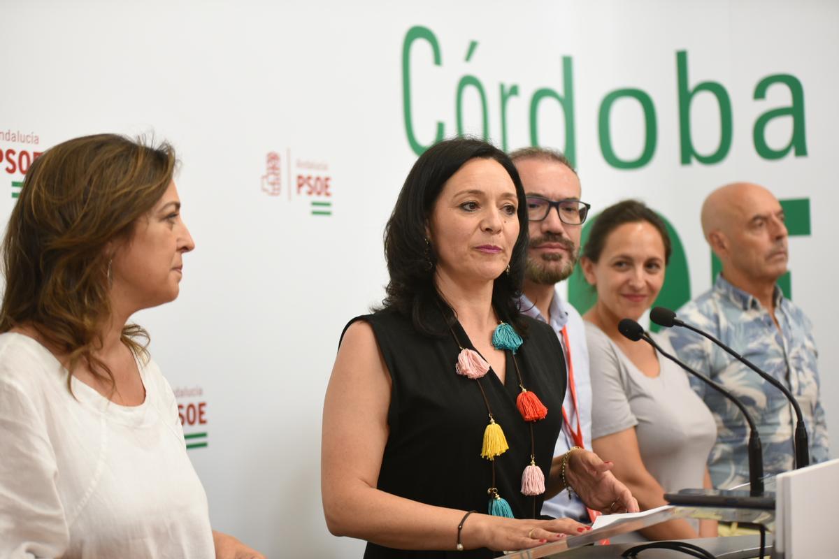 Isabel Ambrosio y Rafi Crespín, en la sede del PSOE la noche electoral del 2022.