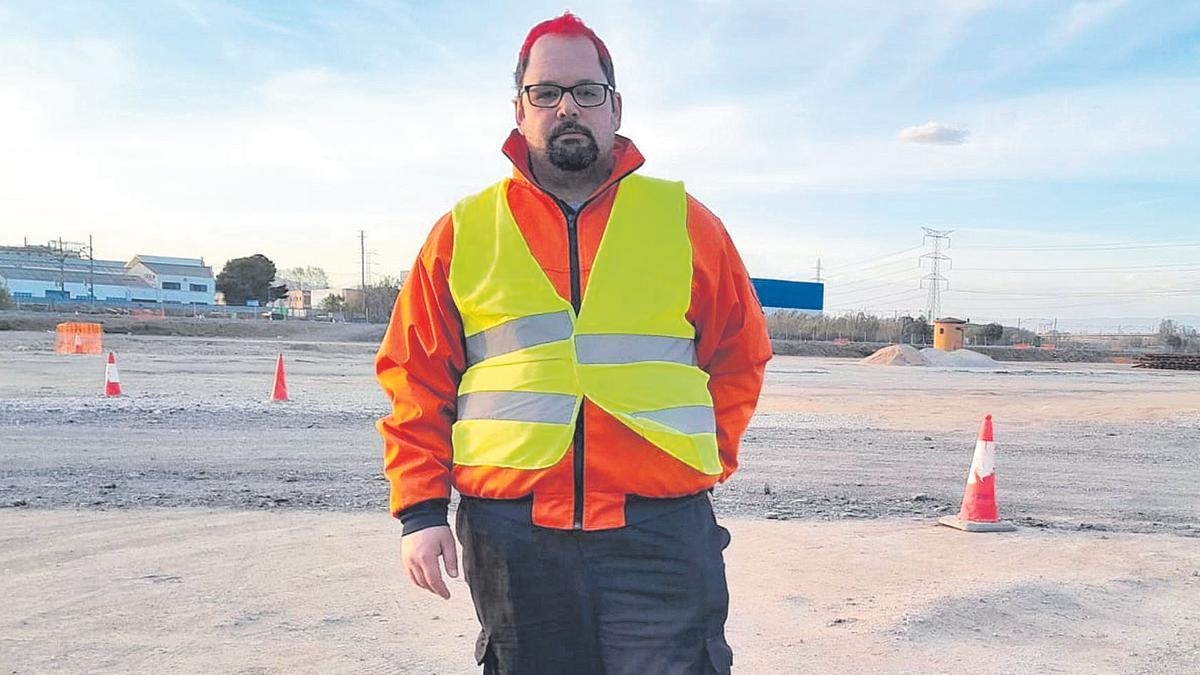 Javier Villa, en su puesto de trabajo, en unas obras ferroviarias de Sabadell.