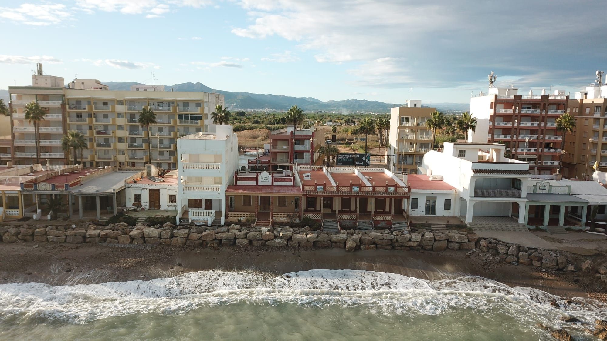 Panorámica con dron de cómo ha quedado el dique que ha construido Nules para proteger su costa