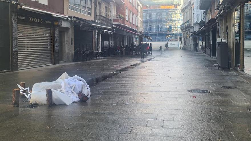 Decoración destrozada en la calle de A Baldosa, esta mañana.