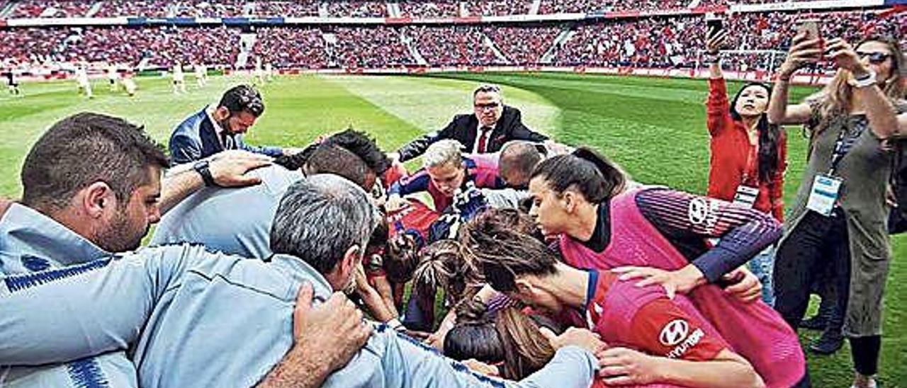 Misa Rodríguez (a la derecha, con coleta y de lado), hace piña con sus compañeras del Atlético, el domingo en el Wanda.