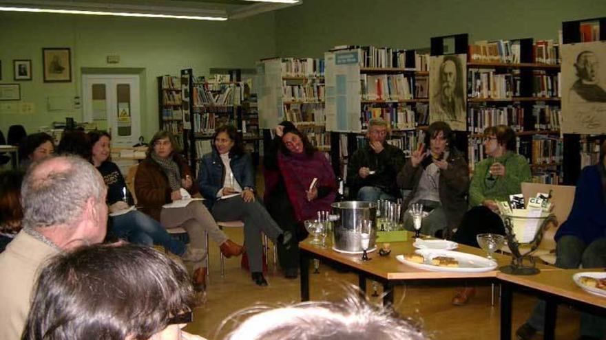 Participantes en el encuentro del año pasado en la biblioteca de Castropol.