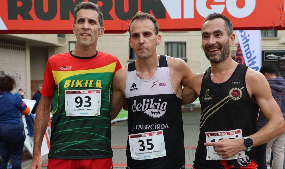 Carlos Gutiérrez, en el centro, ganador del circuito y de la carrera de ayer. |  // ALBA VILLAR