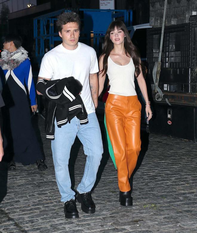Nicola Peltz Beckham con pantalones de cuero naranja
