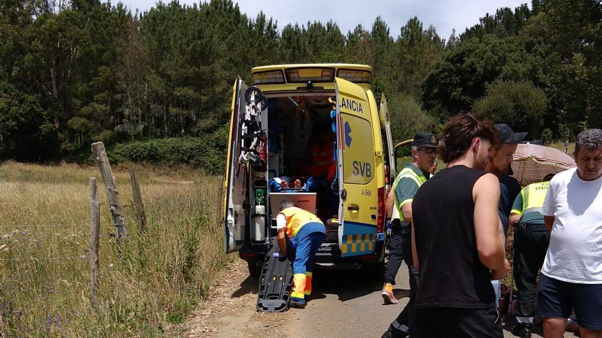 Una de las ambulancias desplazadas a la pista de Orza.