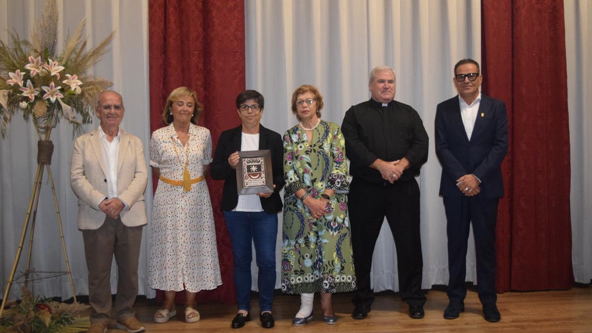Càritas Parroquial ha recogido el galardón de manos del alcalde Cabanes.