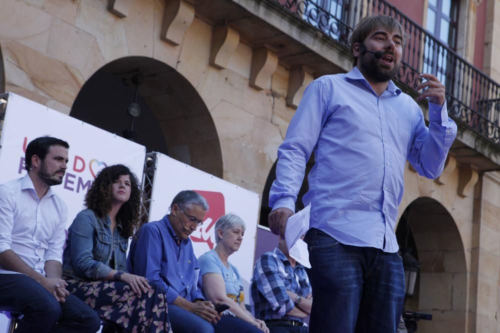 Alberto Garzón en un mitin de Unidos Podemos en la Plaza Mayor de Gijón