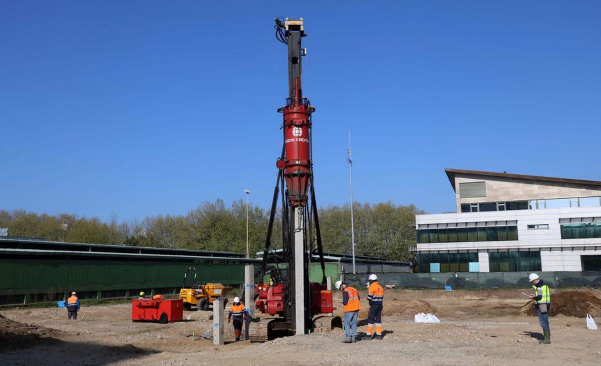 Colocación de uno de los pilotes. | Noé Parga