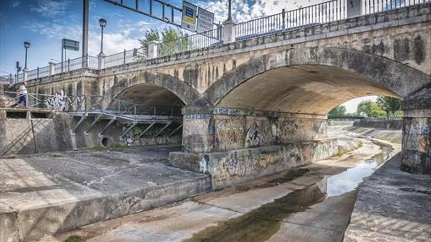 El Seprona revisa los arroyos de Badajoz para hallar la causa del hedor