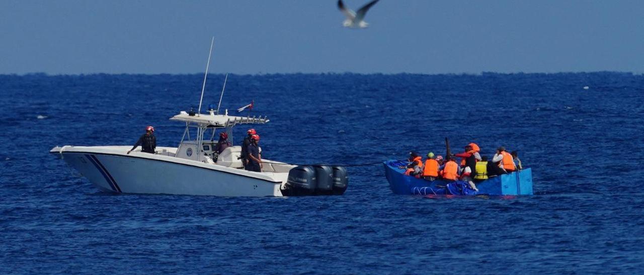 Guardacostas cubanos salen al paso de un bote cerca del Malecón de La Habana con personas que intentaban llegar a EEUU.