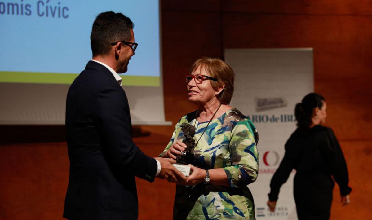 Carmen Ferrer, de Formenterers Solidaris recibe el premio. | TONI ESCOBAR