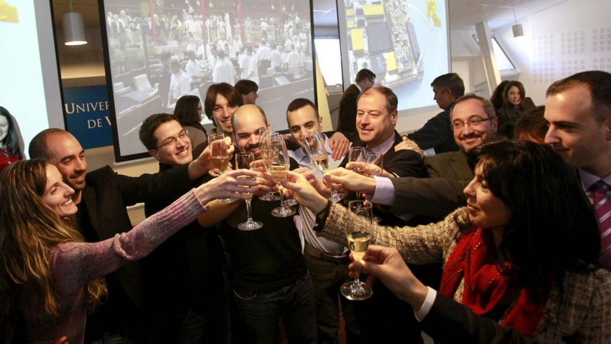 Mato brinda con alumnos y autoridades para celebrar el lanzamiento. González es el 3º por la izq