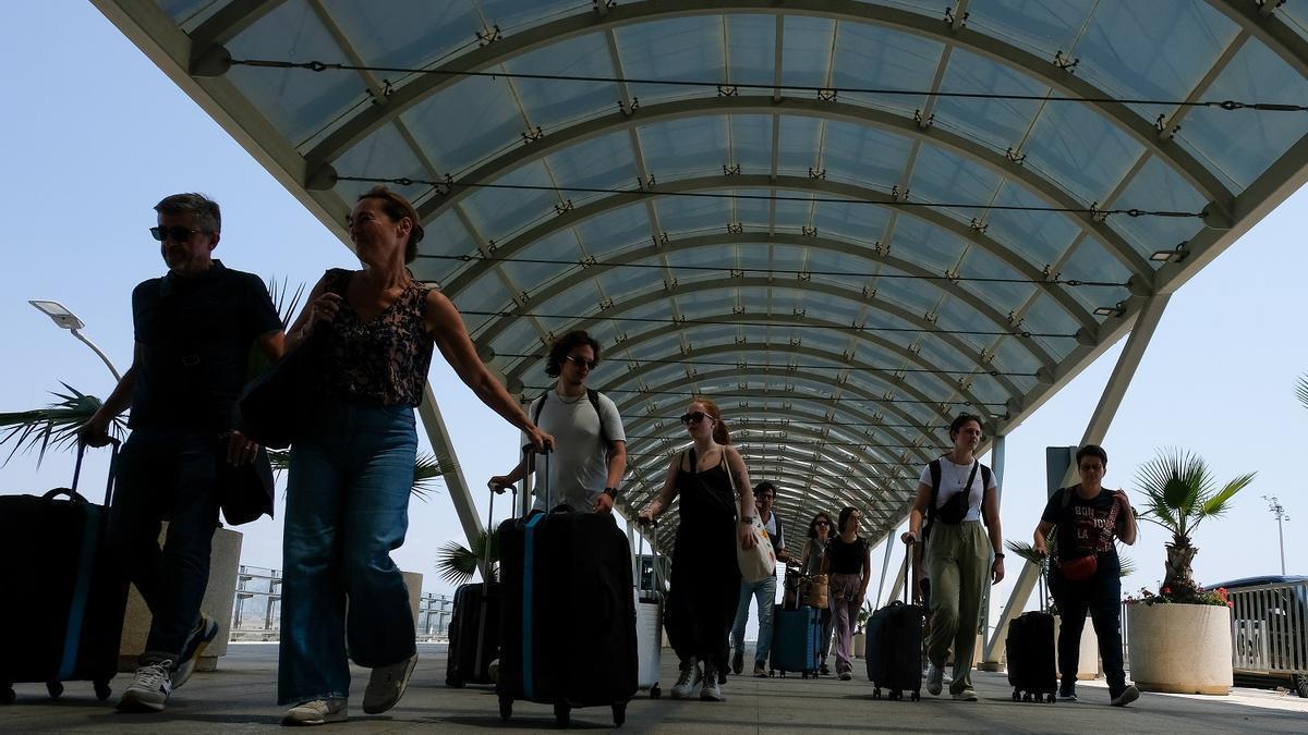 Turistas en el aeropuerto de Málaga.