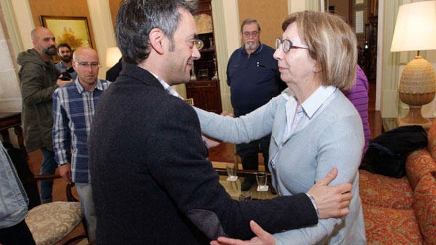 El alcalde, Xulio Ferreiro, con representantes de la plataforma de víctimas del Alvia.