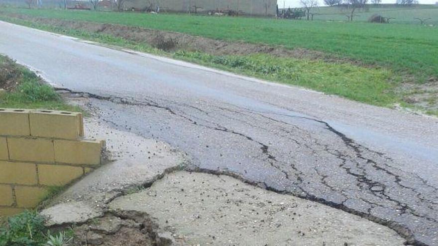 Socavón en la carretera de Morales a Arcenillas, cortada al tráfico.