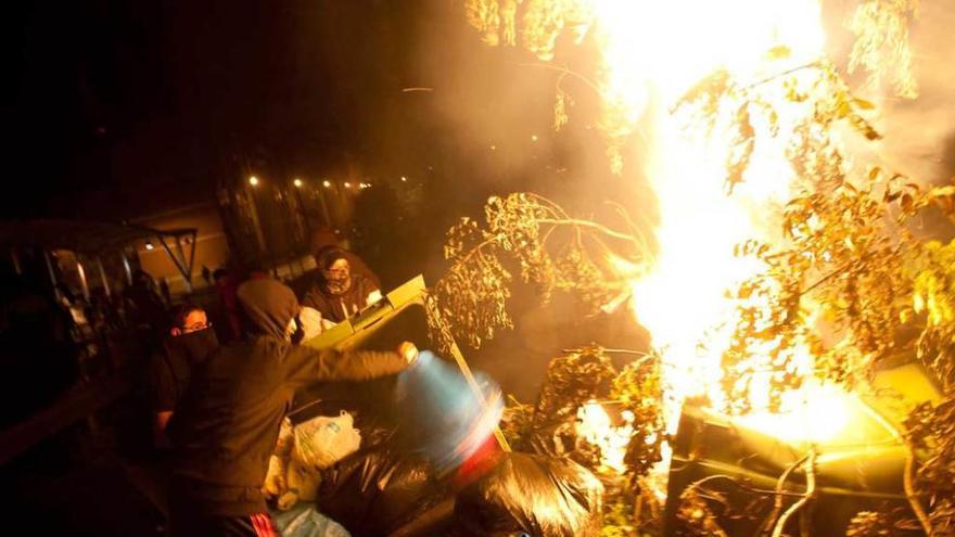 Un grupo de mineros enciende una barricada en Pola de Lena durante las protestas de 2012.