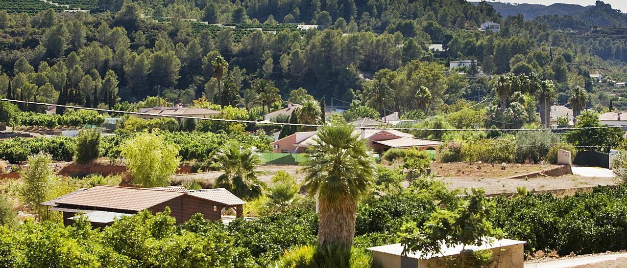 Viviendas fuera de ordenación construidas en el paraje del Pla de Corrals, en el término de Simat de la Valldigna. | NATXO FRANCÉS