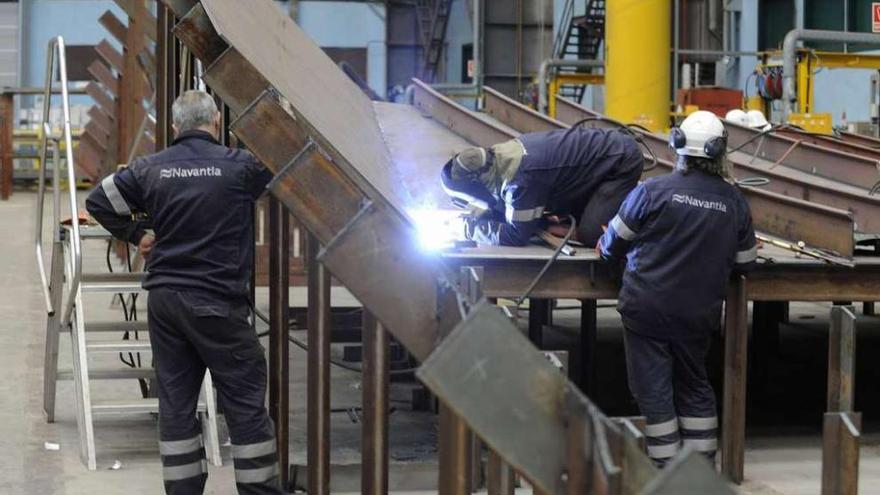 Trabajadores de Navantia-Ferrol cortan chapa para la construcción del flotel para Pemex.