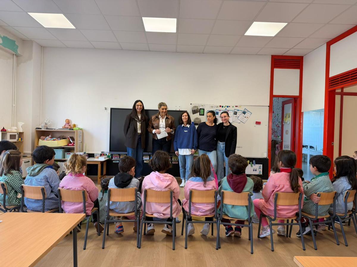A deputada durante a súa visita ao colexio de Vilagarcía.