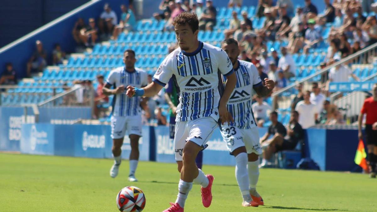 Armando conduce el balón en el partido de hoy ante el Málaga