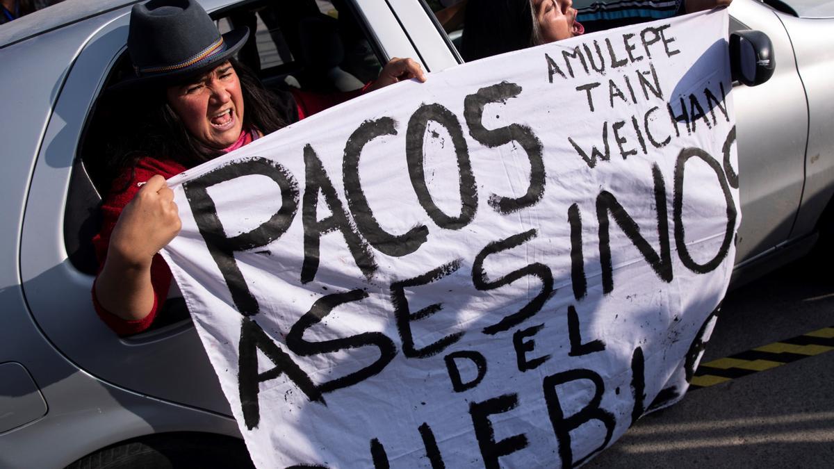 Protesta durante el funeral por la muerte del malabarista asesinado a tiros por un carabinero.