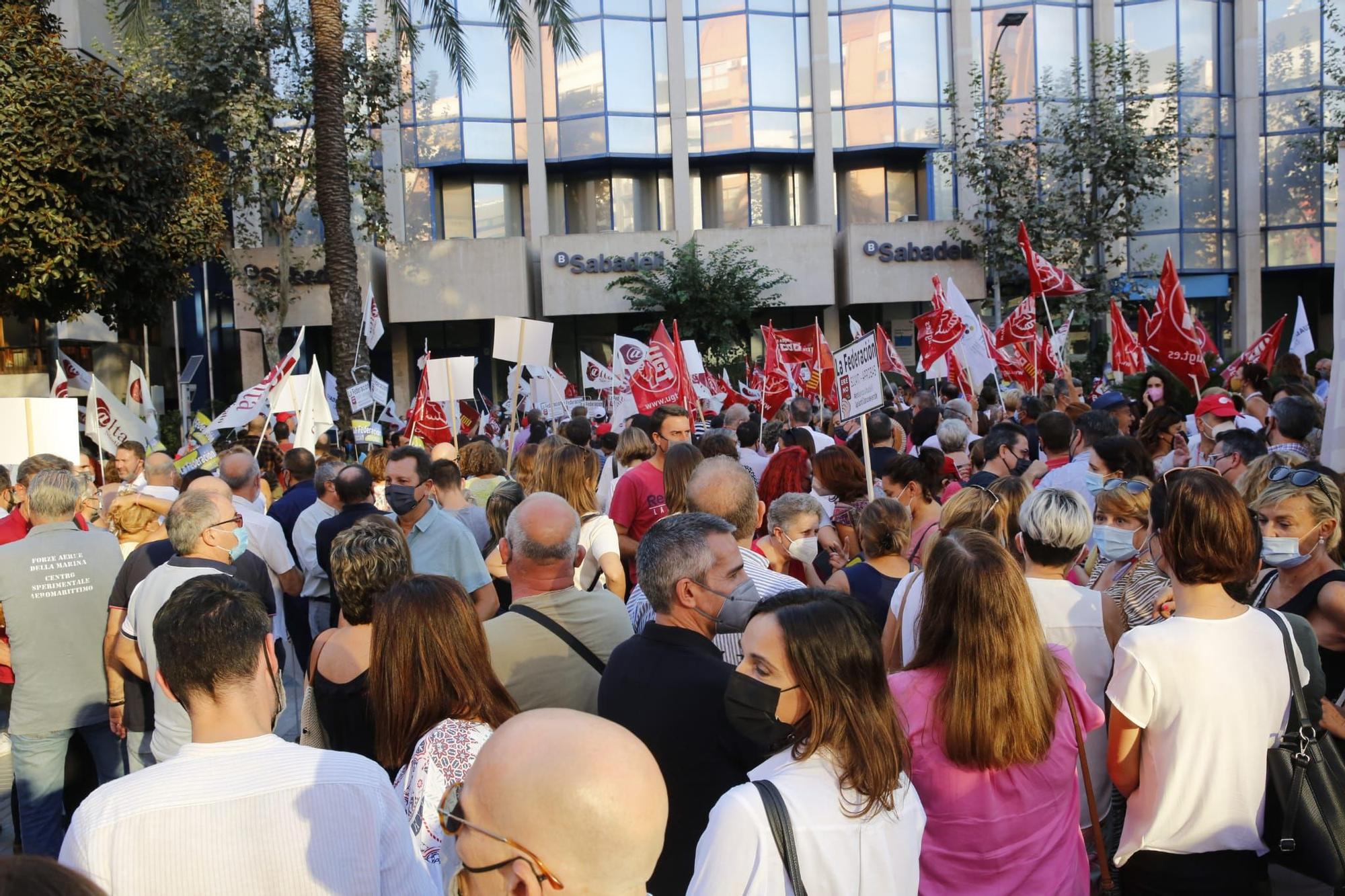 Nueva protesta frente a la sede del Sabadell