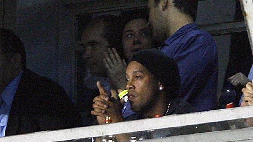 Ronaldinho, ayer, en el palco de autoridades del estadio &quot;Mineirao&quot; de Belo Horizonte