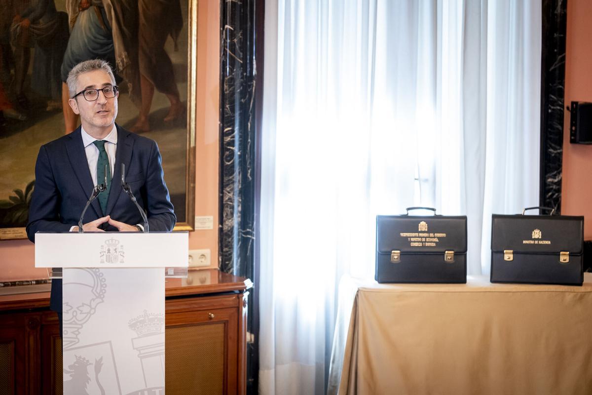 El ministro de Hacienda, Arcadi España, durante el acto de traspaso de cartera, a 27 de marzo de 2026, en Madrid (España). El presidente Pedro Sánchez anunciaba ayer que el ministro de Economía, Comercio y Empresa, Carlos Cuerpo, y Arcadi España ocuparían los cargos que dejaba María Jesús Montero al incurrir en las elecciones autonómicas de Andalucía. Cuerpo asume la vicepresidencia primera, además de continuar al cargo de la cartera de Economía, Comercio y Empresa, y Arcadi asume la cartera de Hacienda. 27 MARZO 2026 A. Pérez Meca / Europa Press 27/03/2026. Arcadi España;;A. Pérez Meca