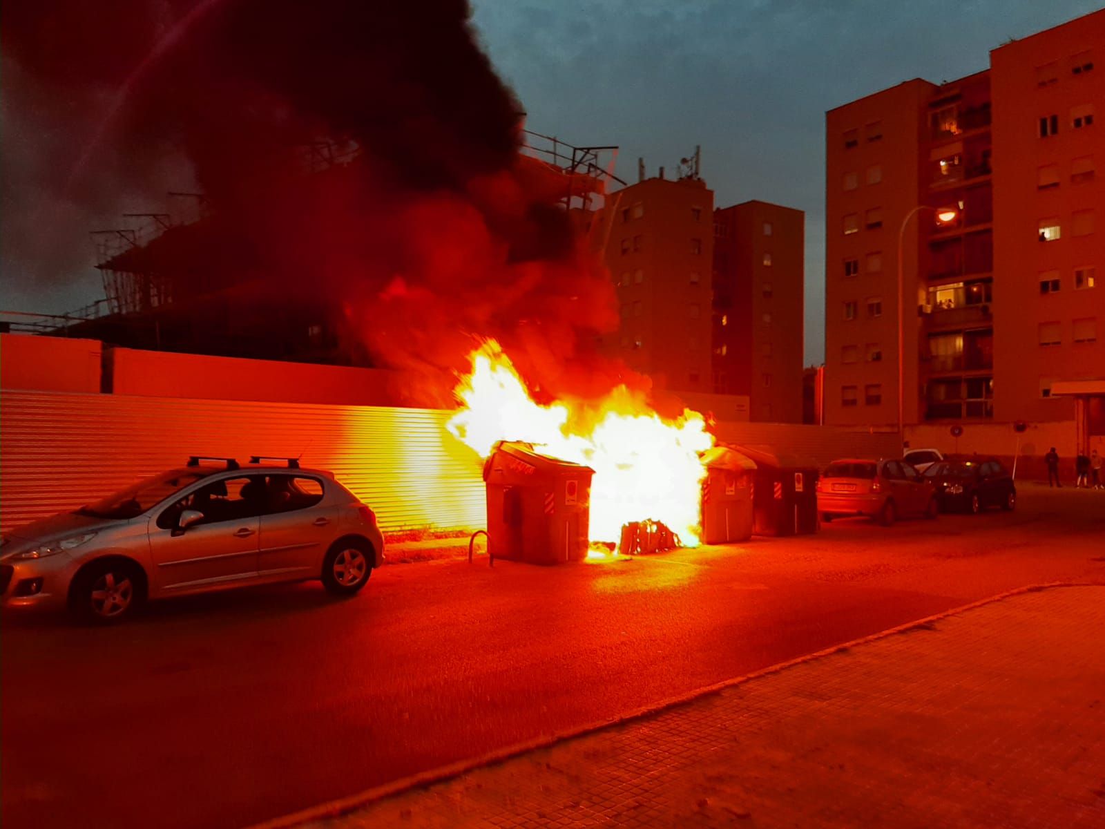 Incendio de contenedores en el Molinar