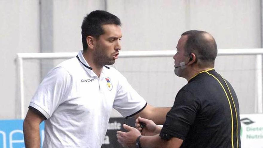 Hernán dialoga con el árbitro en un choque de Copa.